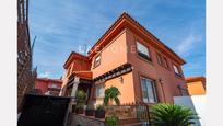 Vista exterior de Casa adosada en venda en Alhaurín de la Torre amb Aire condicionat, Jardí privat i Terrassa