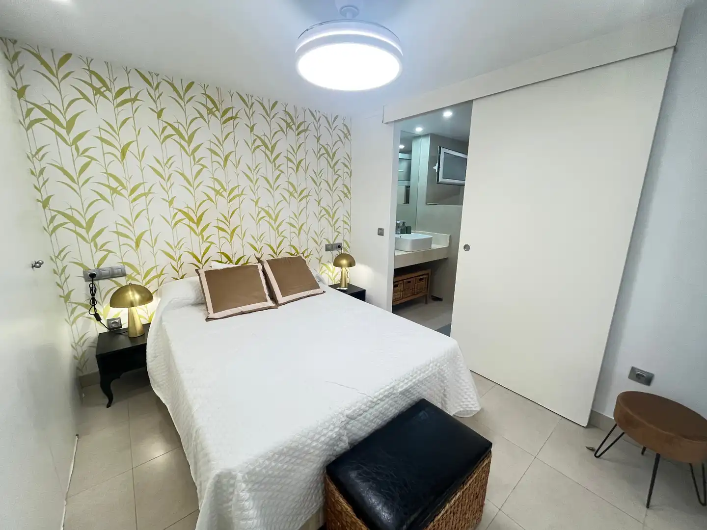 Dormitori de Apartament de lloguer en Marbella amb Aire condicionat, Terrassa i Moblat