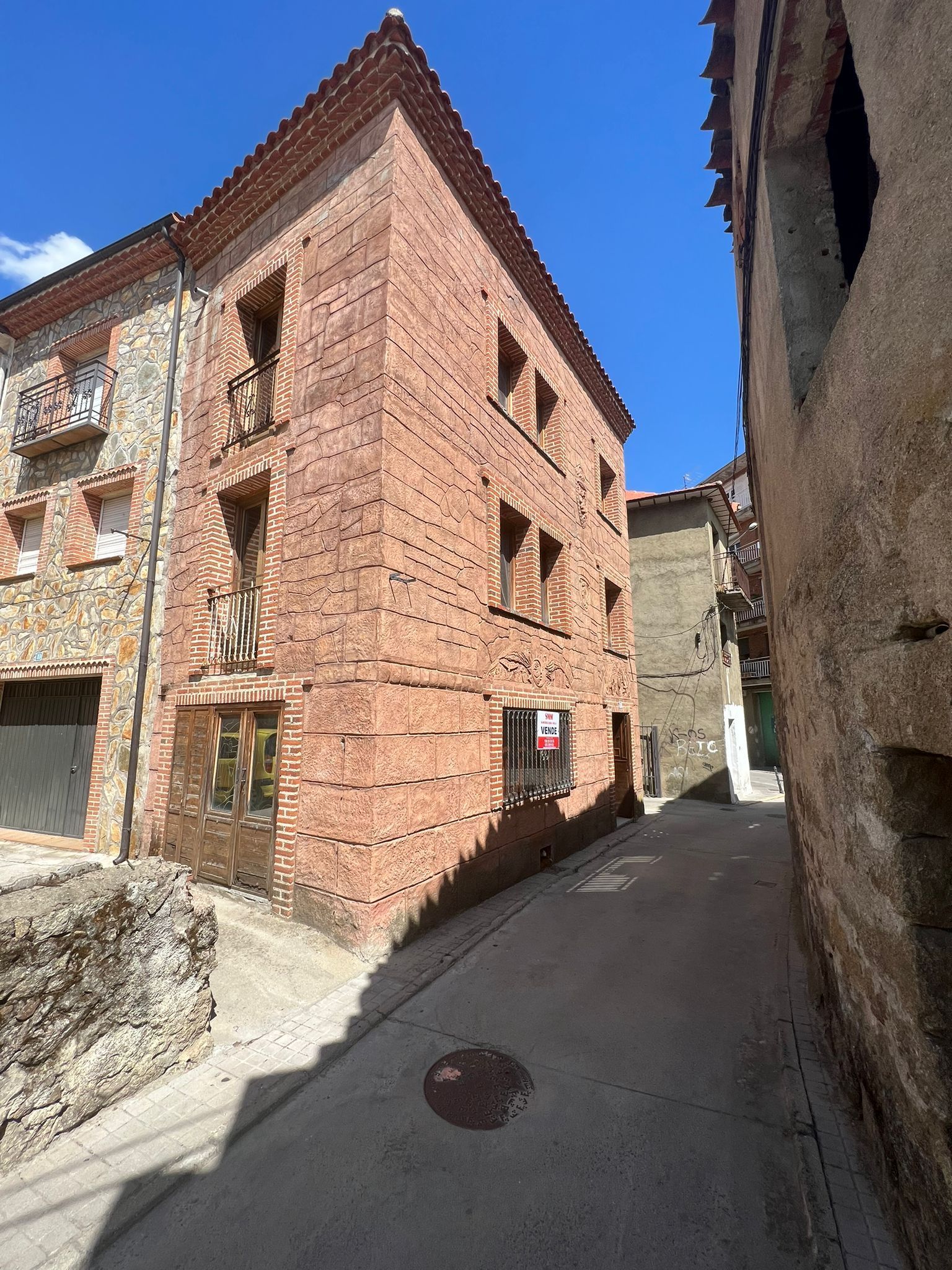 Vista exterior de Casa adosada en venda en Navaluenga amb Calefacció, Terrassa i Traster