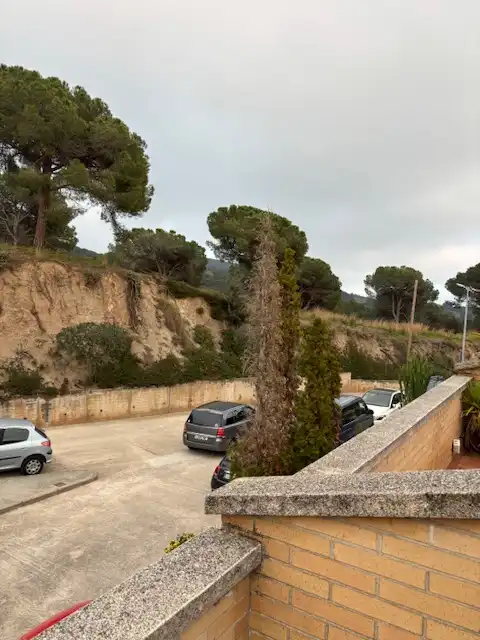 Aparcament de Casa adosada en venda en Mataró amb Aire condicionat, Calefacció i Jardí privat