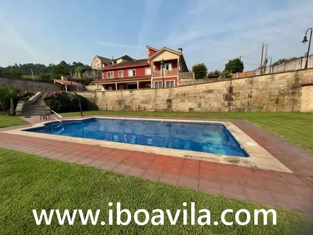 Piscina de Casa o xalet en venda en Pontevedra Capital  amb Jardí privat, Terrassa i Traster