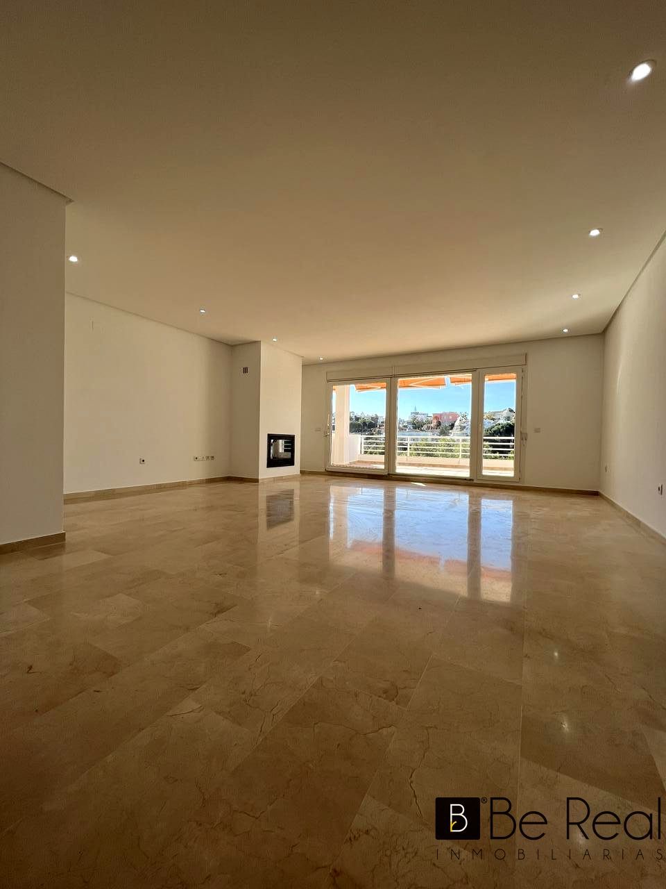 Sala d'estar de Pis en venda en Benalmádena amb Terrassa, Alarma i Piscina comunitària