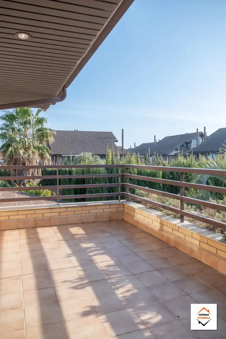 Terrasse von Einfamilien-Reihenhaus zum Verkauf in Villanueva de Gállego mit Heizung, Privatgarten und Terrasse
