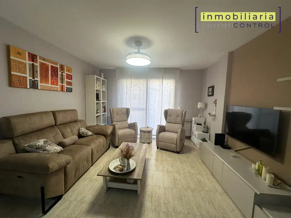 Sala d'estar de Casa adosada en venda en Zuera amb Calefacció, Jardí privat i Terrassa