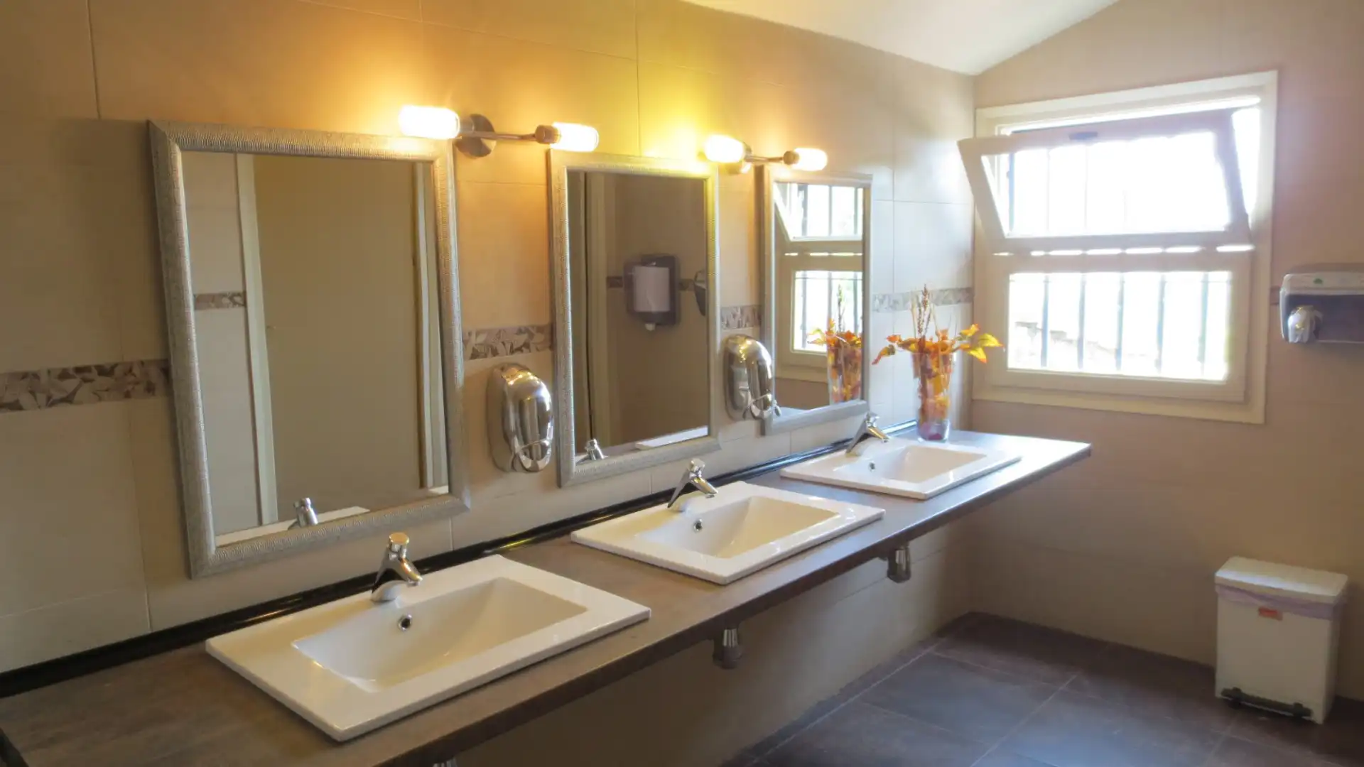 Baño de Local en traspaso en Sant Cugat del Vallès con Aire acondicionado, Terraza y Amueblado