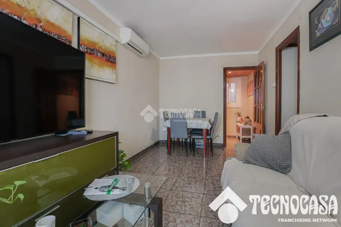 Living room of Flat for sale in Santa Coloma de Gramenet  with Air Conditioner, Heating and Balcony