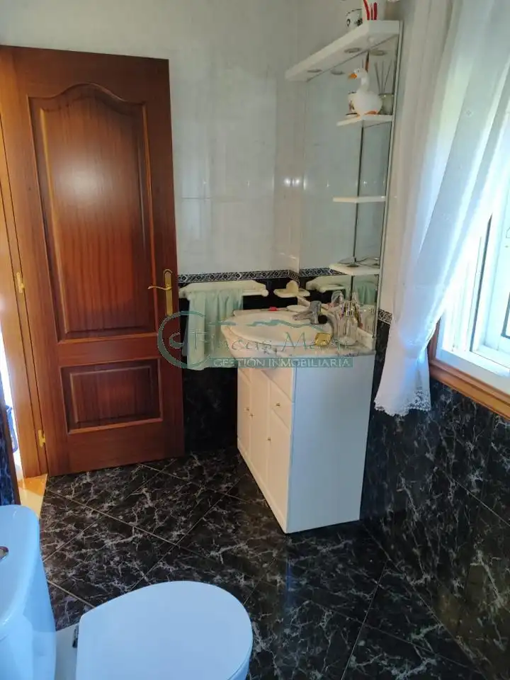 Bany de Casa o xalet en venda en Cangas  amb Calefacció, Jardí privat i Terrassa