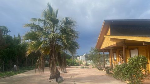 CHALET DE MADERA CON PISCINA Y JARDINES EN PARCELA VALLADA.