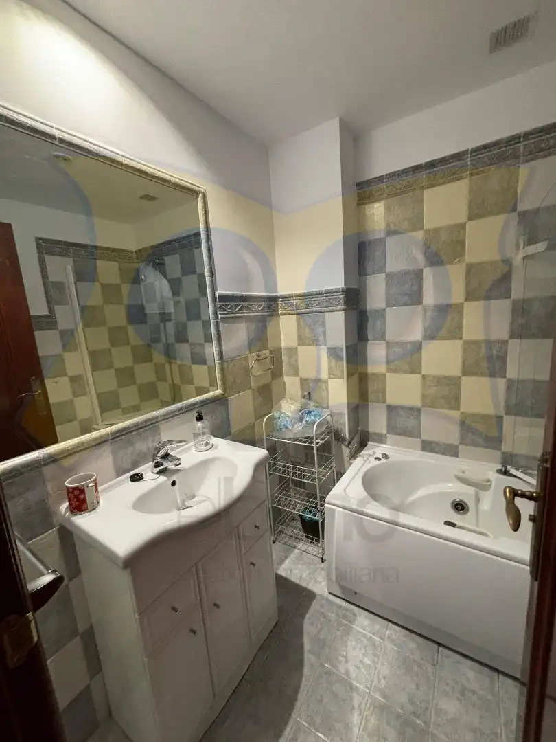 Bathroom of Flat for sale in Salamanca  with Heating, Parquet flooring and Washing machine