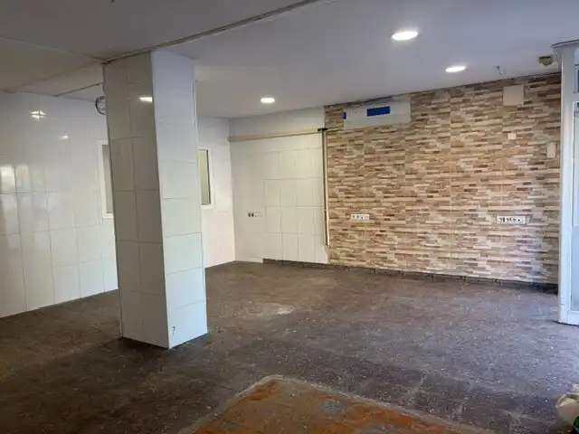 Local comercial en venta en Carrer de la Font de la Barona, imagen 2