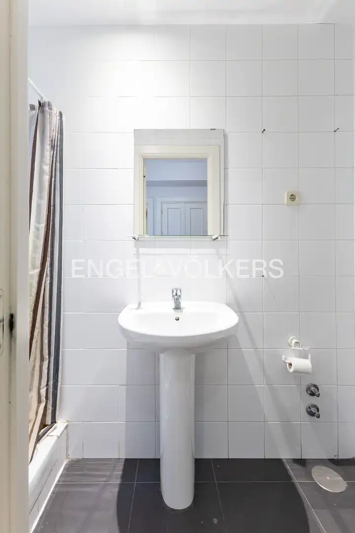 Baño de Piso en venta en Madrid con Calefacción, Terraza y Trastero