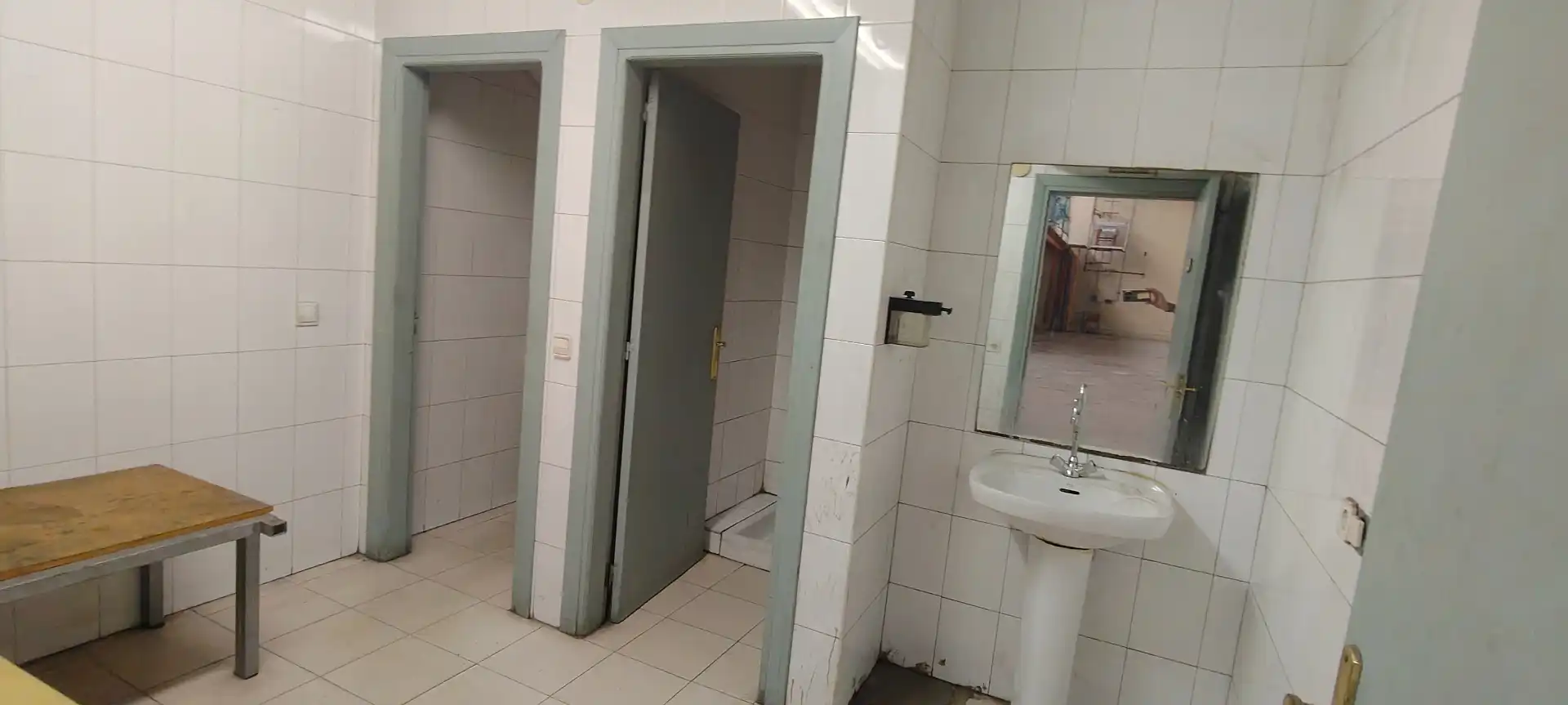Badezimmer von Fabrikhallen zur Miete in Berrioplano / Berriobeiti