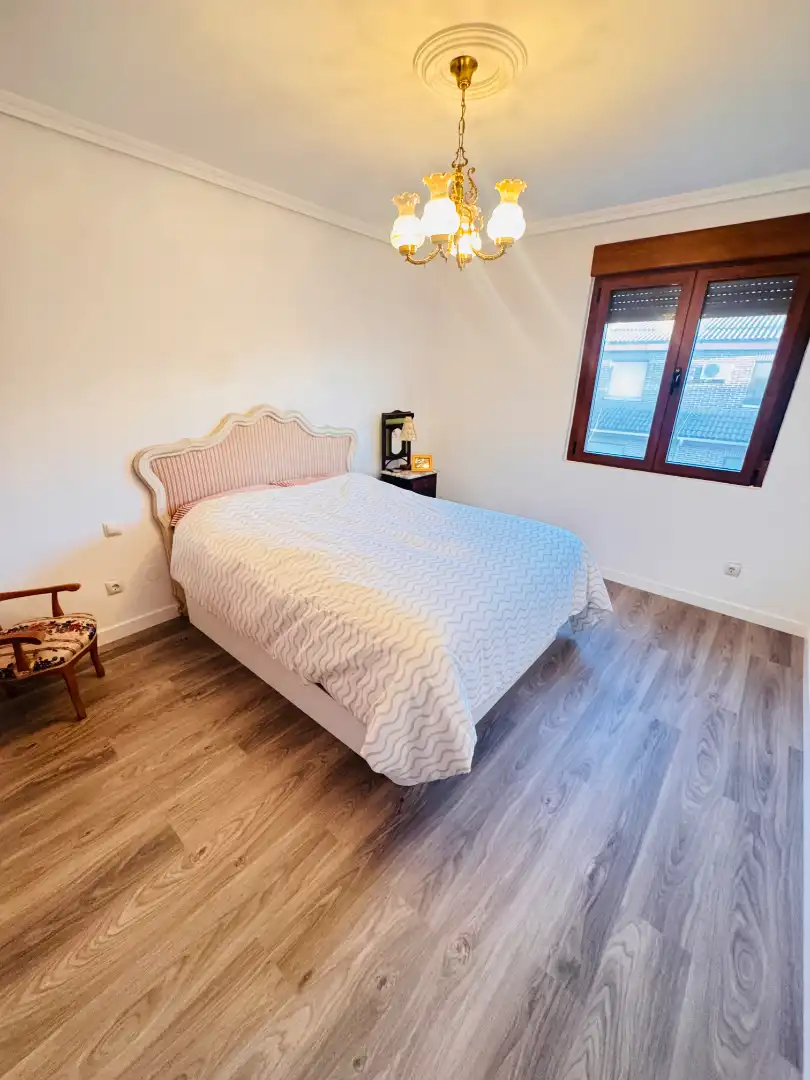 Habitación de Casa adosada en venta en Laguna de Duero con Calefacción, Jardín privado y Parquet