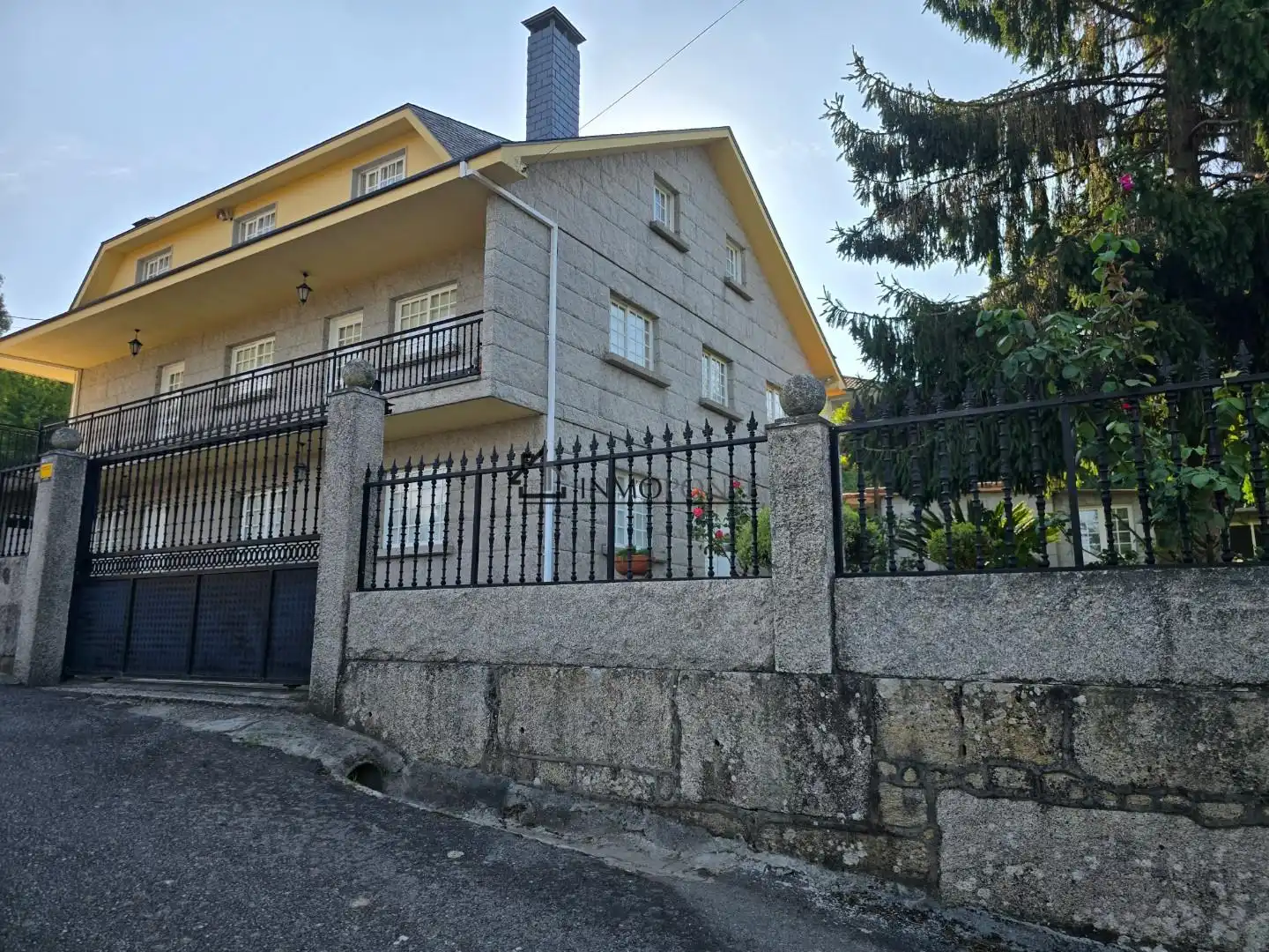 Vista exterior de Casa o xalet en venda en Pontevedra Capital  amb Calefacció, Jardí privat i Terrassa