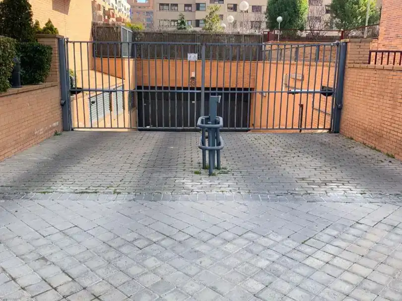 Parkplatz von Wohnung zum Verkauf in  Madrid Capital mit Klimaanlage und Schwimmbad