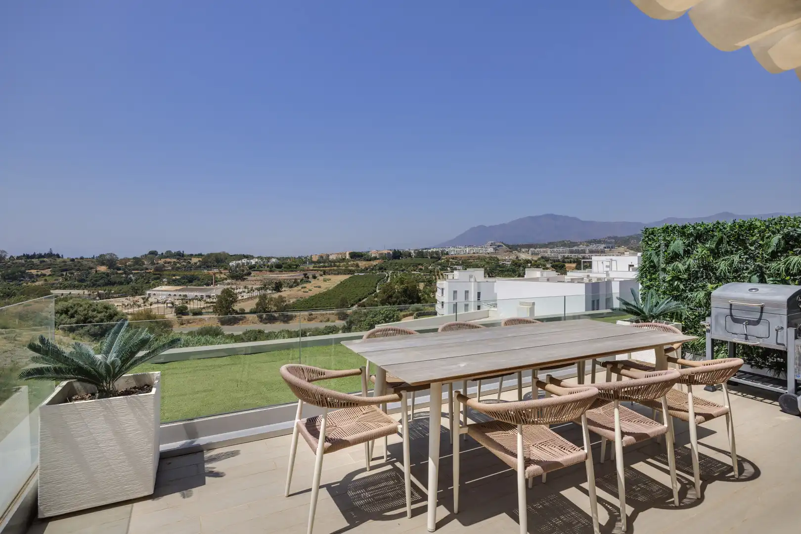 Terrasse von Einfamilien-Reihenhaus zum Verkauf in Estepona mit Klimaanlage, Terrasse und Schwimmbad