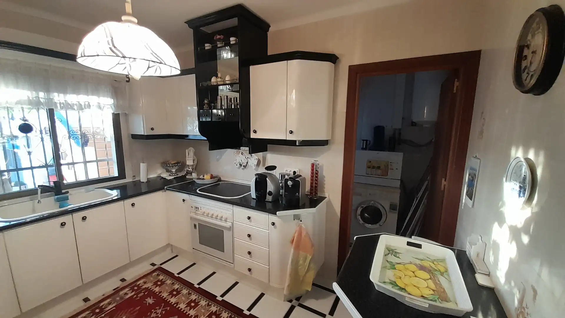 Cuina de Casa o xalet en venda en Vélez-Málaga amb Aire condicionat, Calefacció i Jardí privat