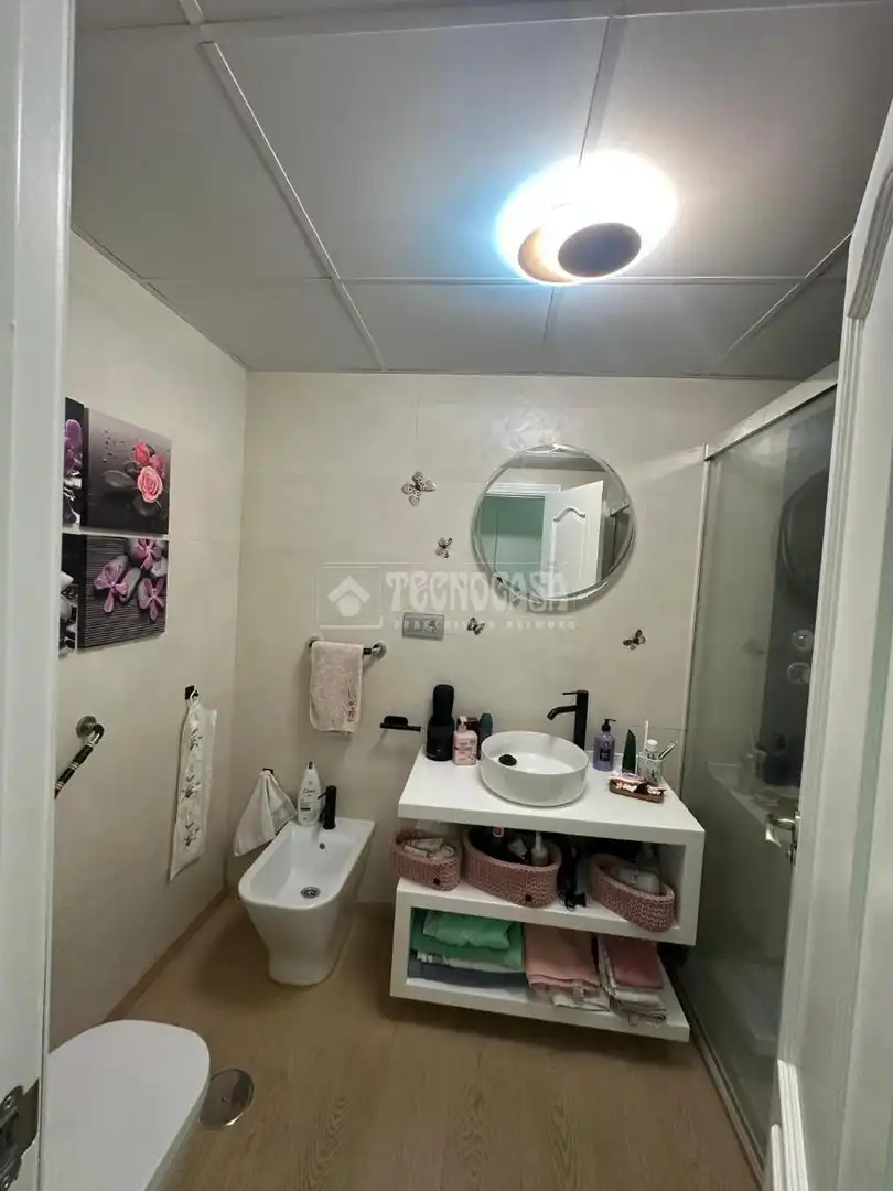 Bathroom of Flat for sale in Sevilla  with Air Conditioner, Heating and Furnished