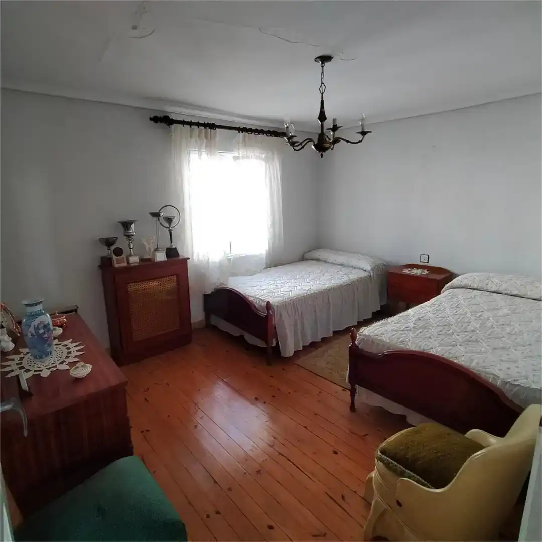 Dormitori de Casa adosada en venda en Valdeolea amb Rentadora i TV