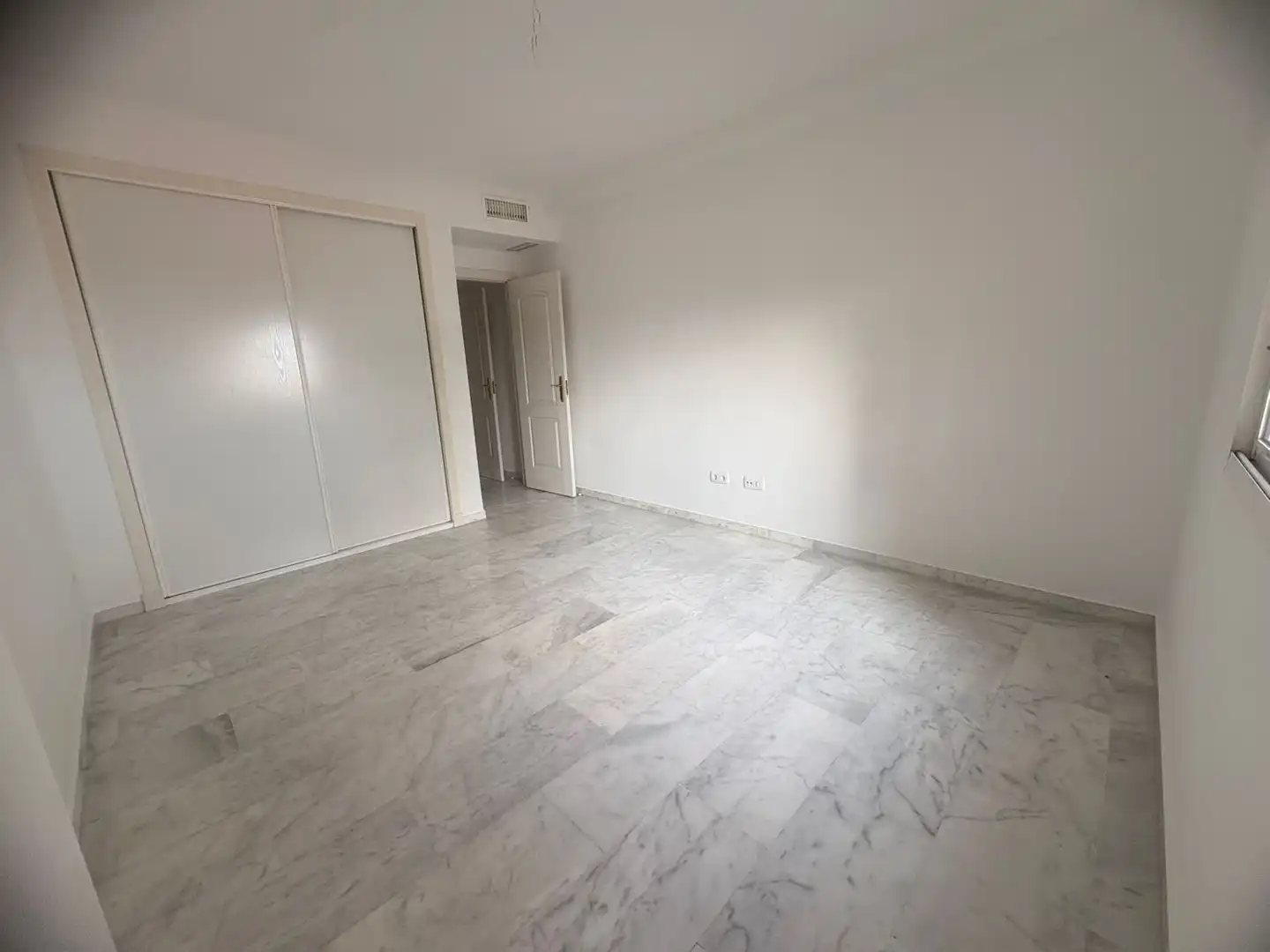 Schlafzimmer von Wohnung zum Verkauf in Marbella mit Klimaanlage, Heizung und Terrasse
