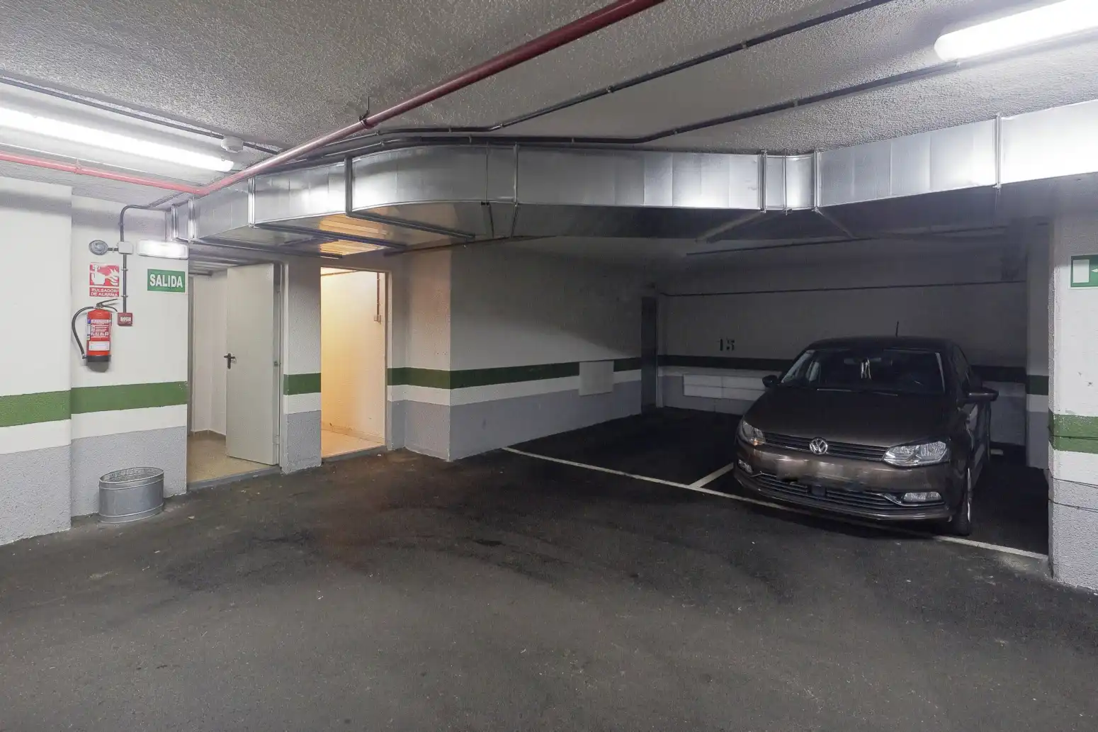 Aparcament de Pis en venda en Oviedo  amb Calefacció, Parquet i Terrassa