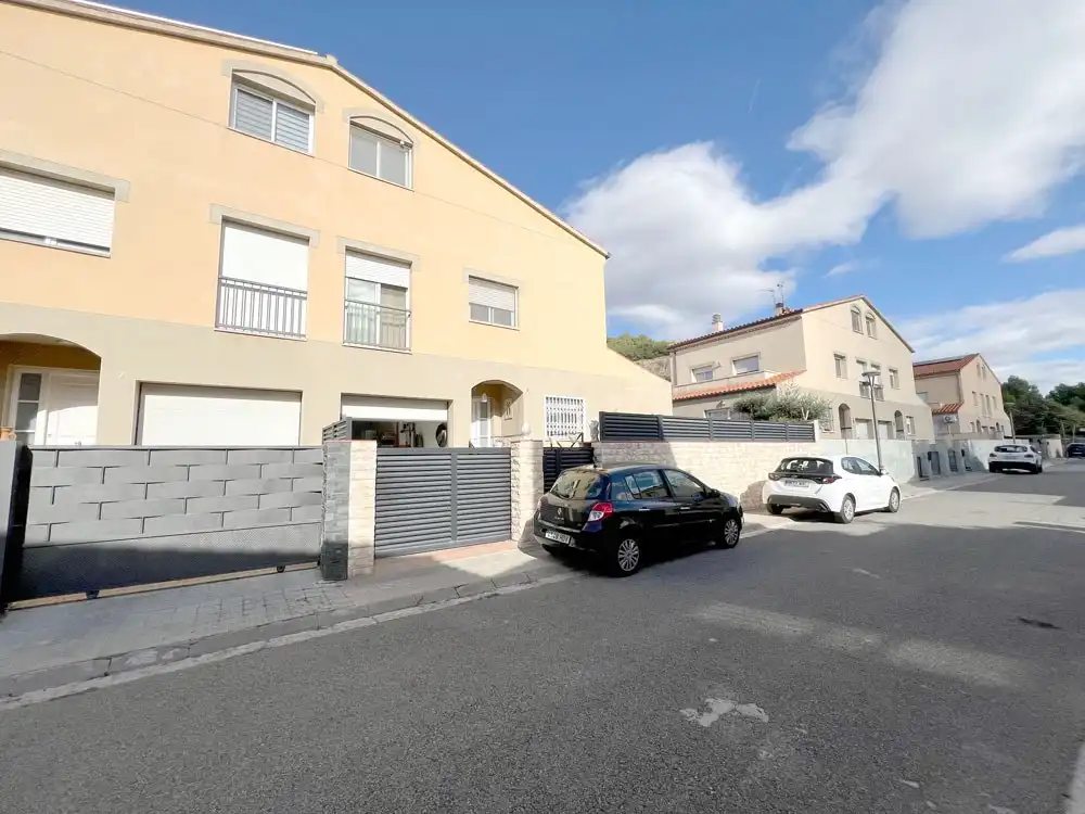 Vista exterior de Casa adosada en venda en Valls amb Calefacció i Terrassa