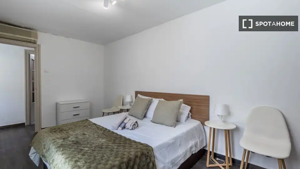 Habitación de Apartamento para compartir en Granada con Aire acondicionado, Calefacción y Terraza