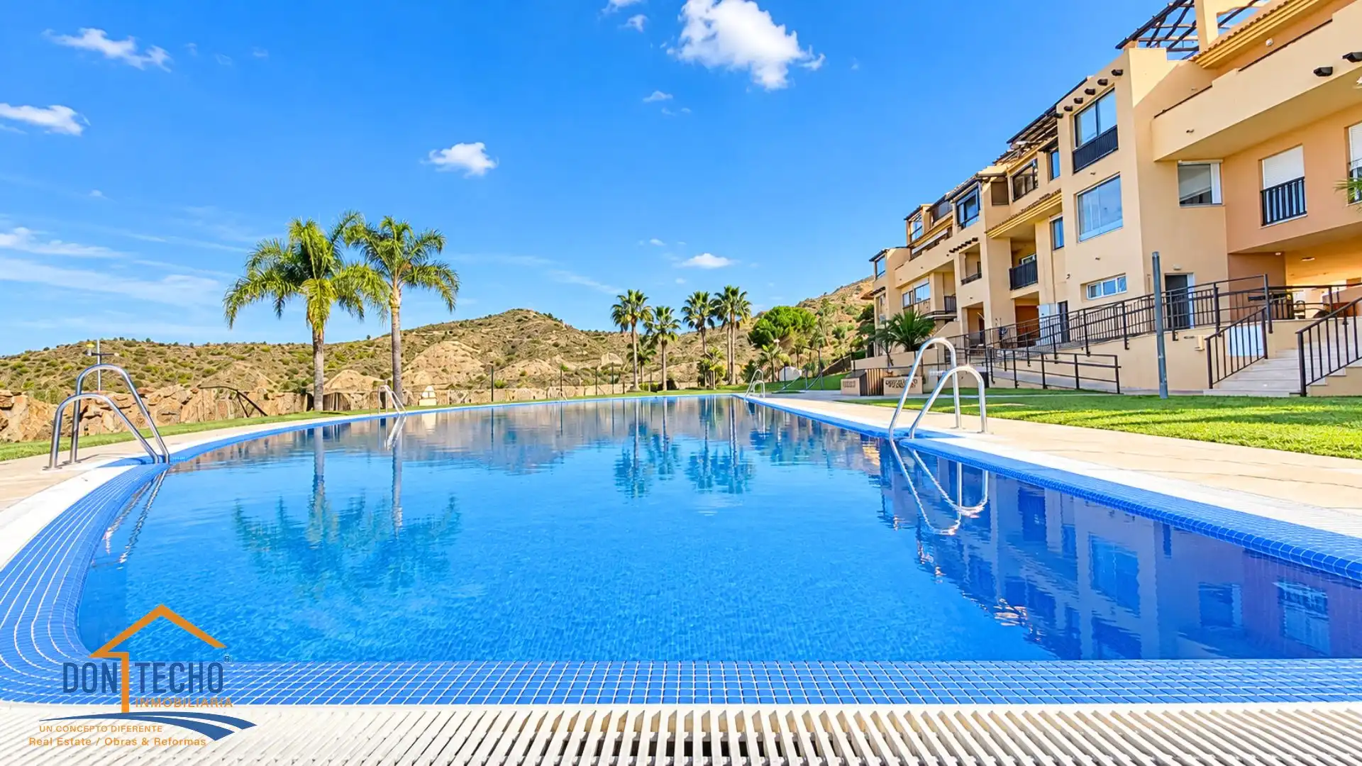 Piscina de Ático en venta en La Cala del Moral
