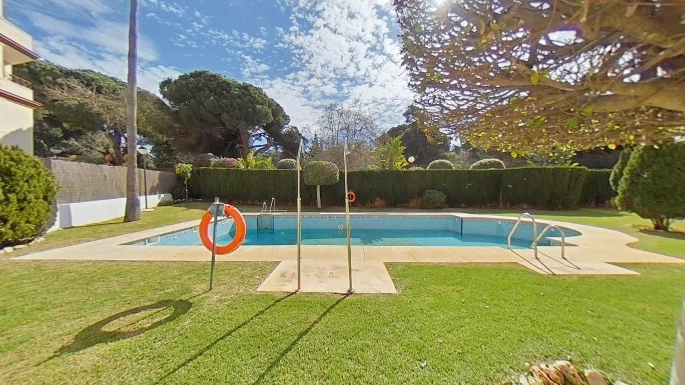 Swimming pool of Flat for sale in Marbella  with Air Conditioner, Heating and Private garden