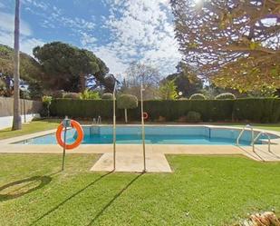 Piscina de Pis en venda en Marbella amb Aire condicionat, Calefacció i Jardí privat