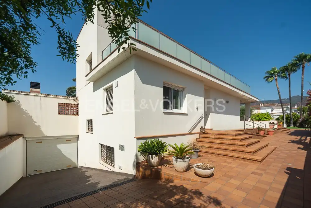 Vista exterior de Casa o xalet en venda en Benicasim / Benicàssim amb Calefacció, Jardí privat i Terrassa