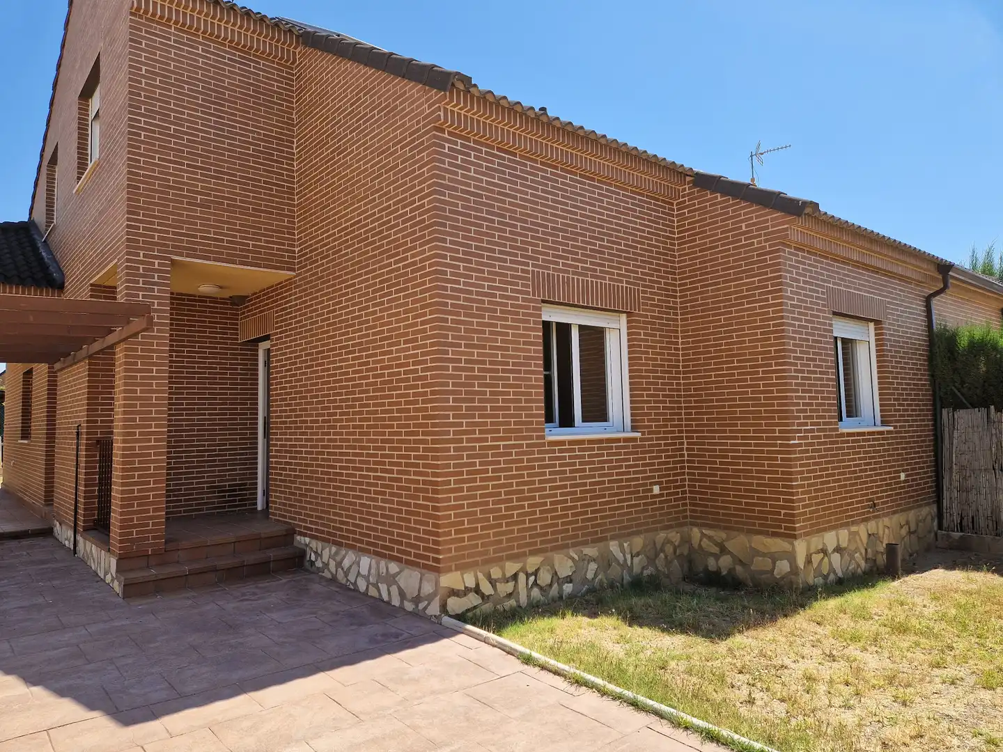 Vista exterior de Casa adosada de lloguer en Olías del Rey amb Calefacció, Jardí privat i Traster