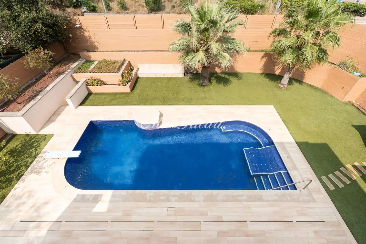 Piscina de Casa o chalet en venta en Barcelona con Aire acondicionado, Calefacción y Terraza