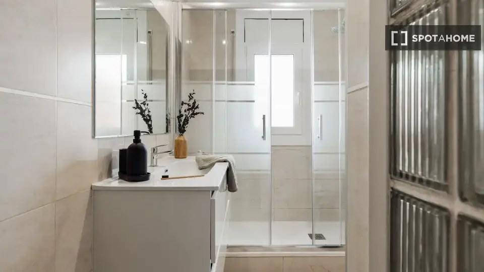 Bathroom of Flat for rent in Barcelona  with Air Conditioner, Heating and Furnished