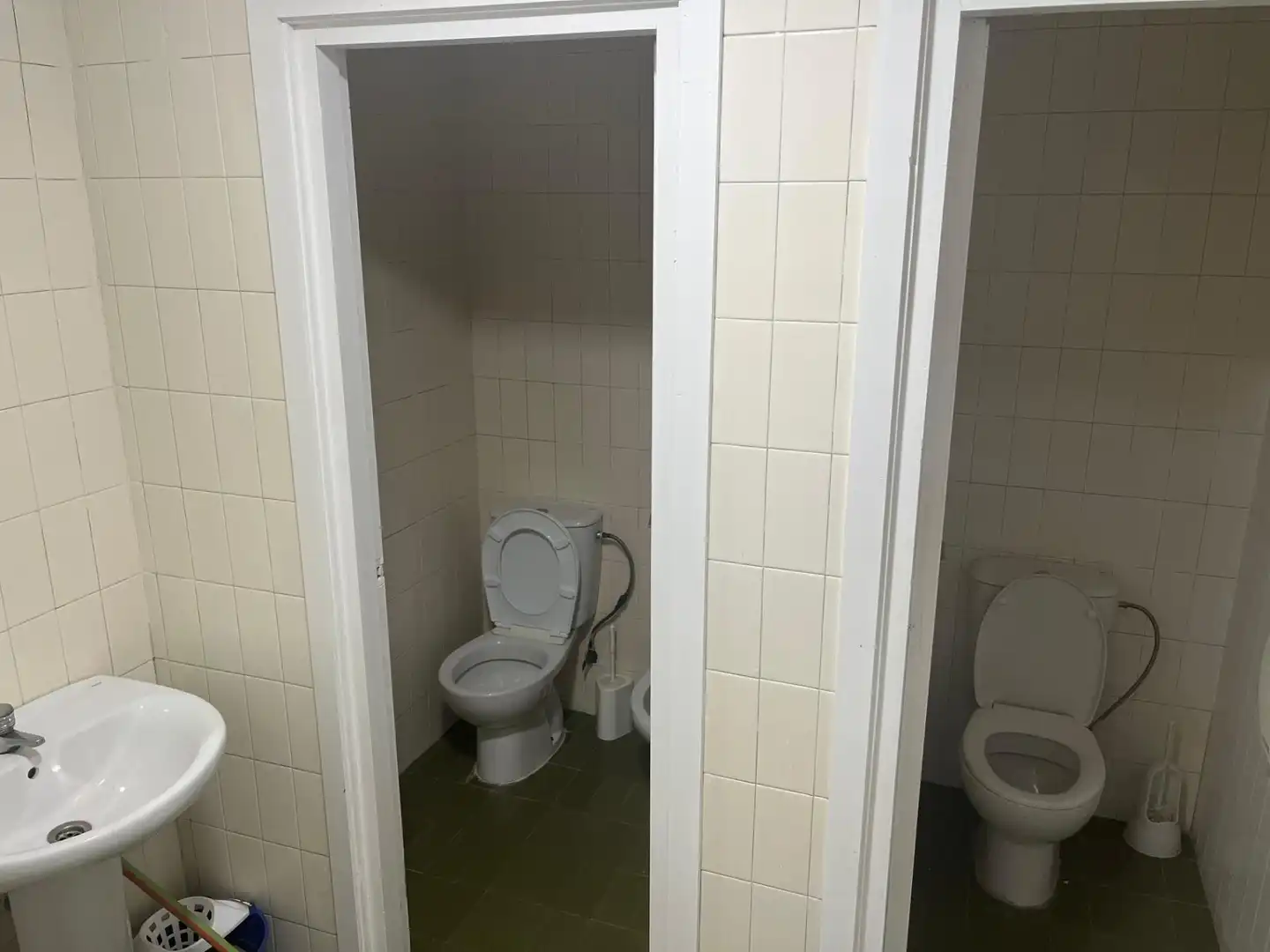 Bany de Oficina en venda en Sevilla amb Aire condicionat, Calefacció i Moblat