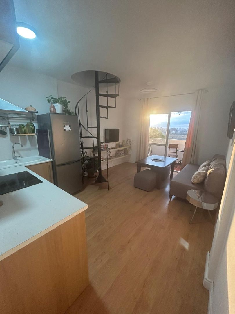Sala d'estar de Apartament de lloguer en Mijas amb Aire condicionat, Terrassa i Moblat
