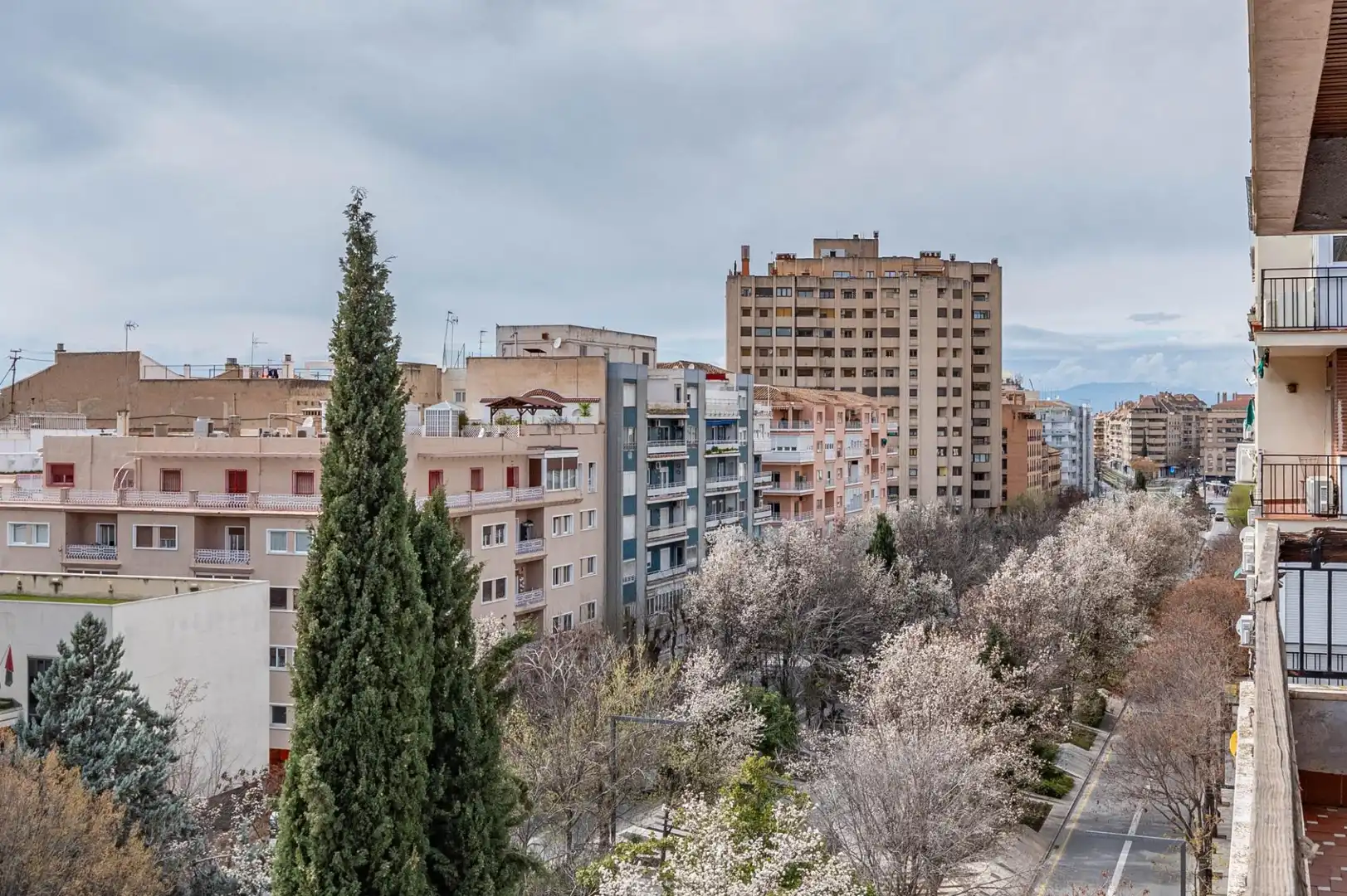 Vista exterior de Piso en venta en Granada con Terraza, Trastero y Balcón