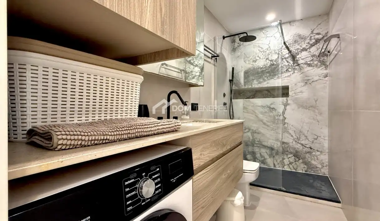 Baño de Piso en venta en Adeje con Terraza, Piscina y Amueblado