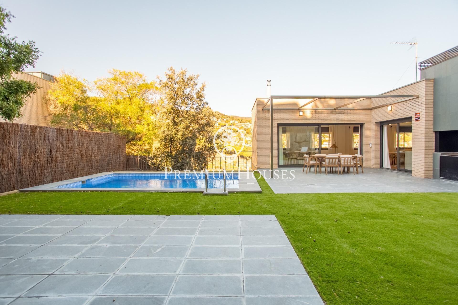 Vista exterior de Casa o xalet en venda en Alella amb Aire condicionat, Calefacció i Jardí privat