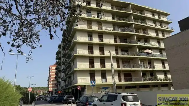 Vista exterior de Pis en venda en Figueres amb Terrassa i Balcó