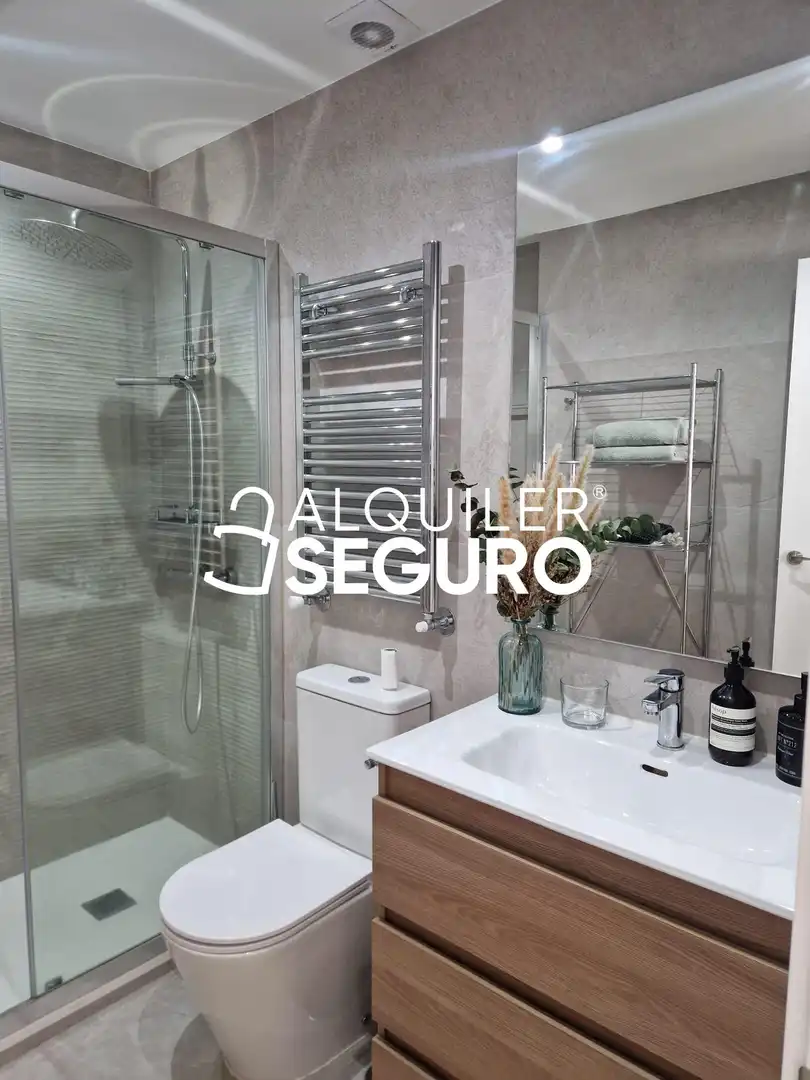 Baño de Piso de alquiler en Madrid con Aire acondicionado, Calefacción y Amueblado