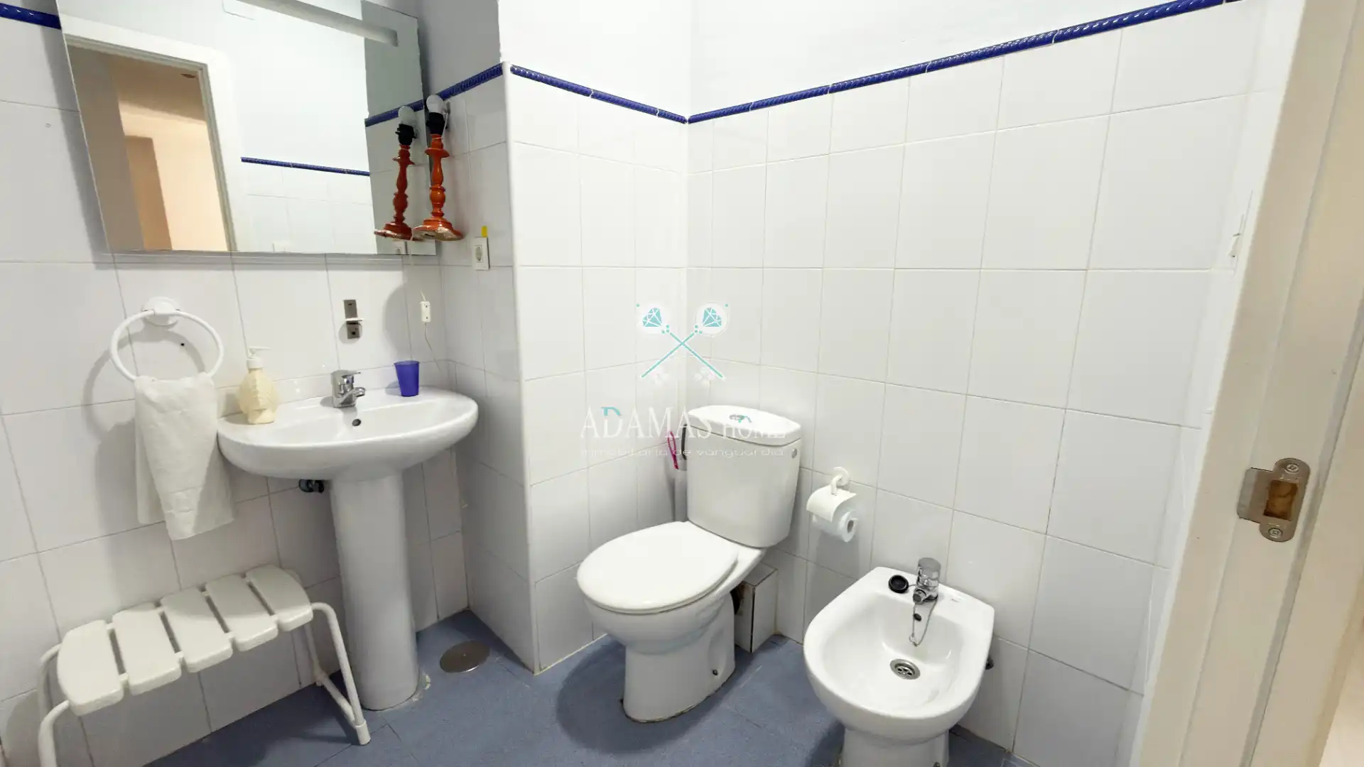 Bathroom of Flat for sale in Sevilla  with Air Conditioner and Balcony