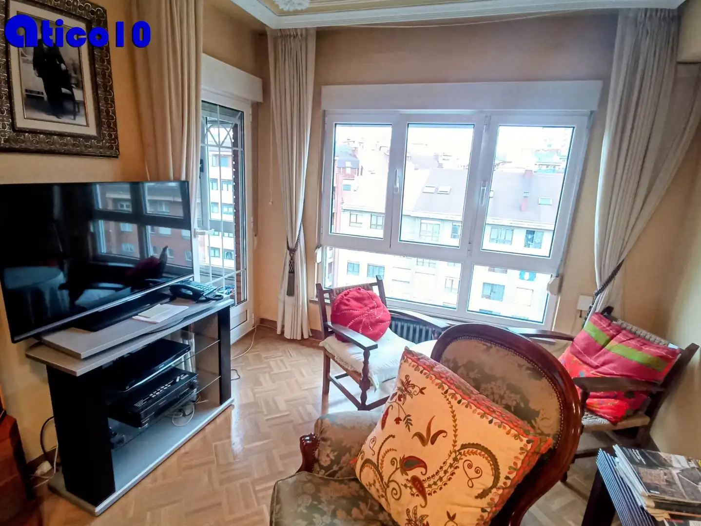 Sala de estar de Piso en venta en Oviedo  con Calefacción, Parquet y Terraza