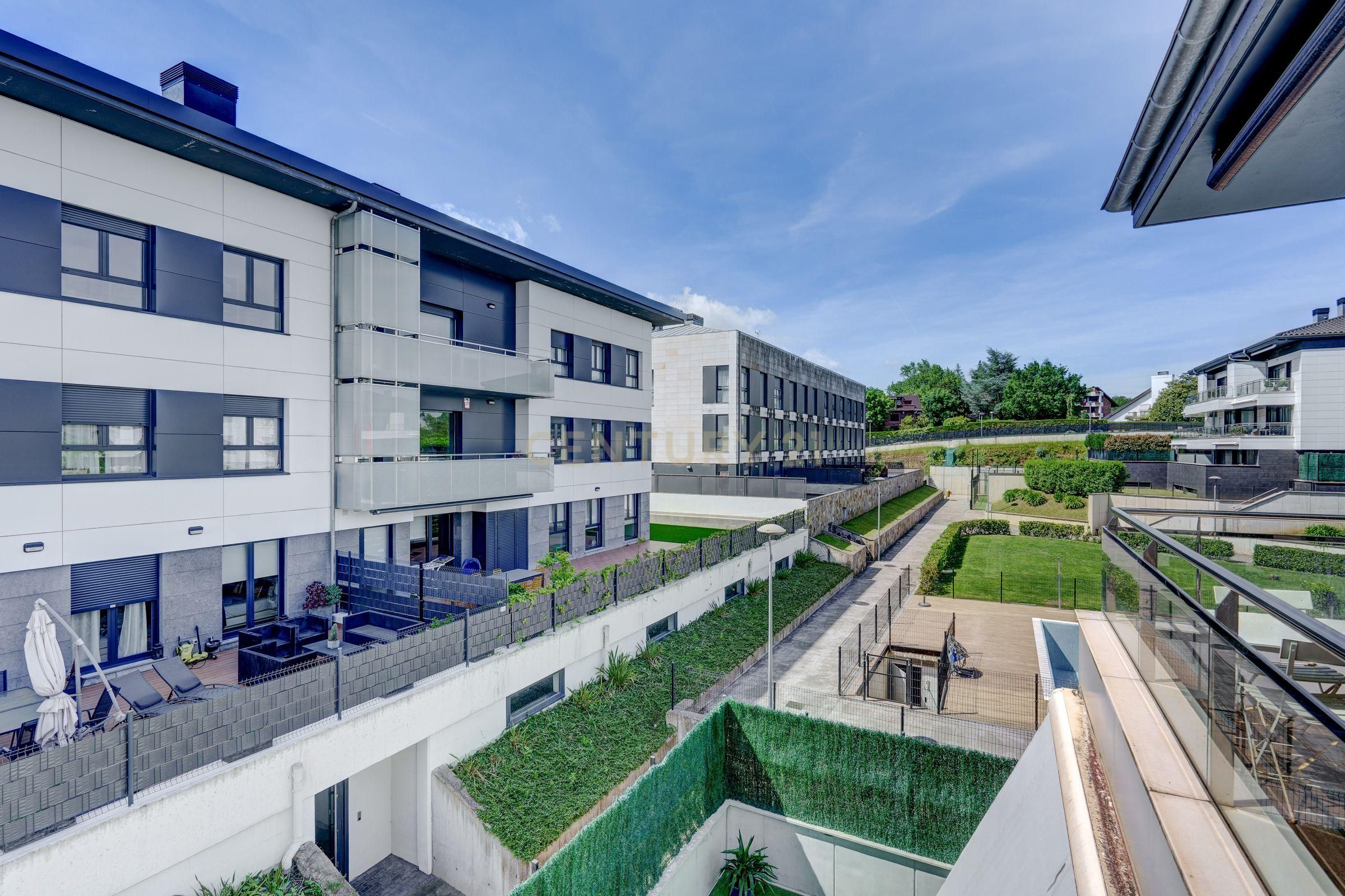 Vista exterior de Dúplex en venta en Donostia - San Sebastián  con Piscina comunitaria