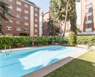 Swimming pool of Apartment to rent in  Barcelona Capital  with Air Conditioner, Heating and Private garden