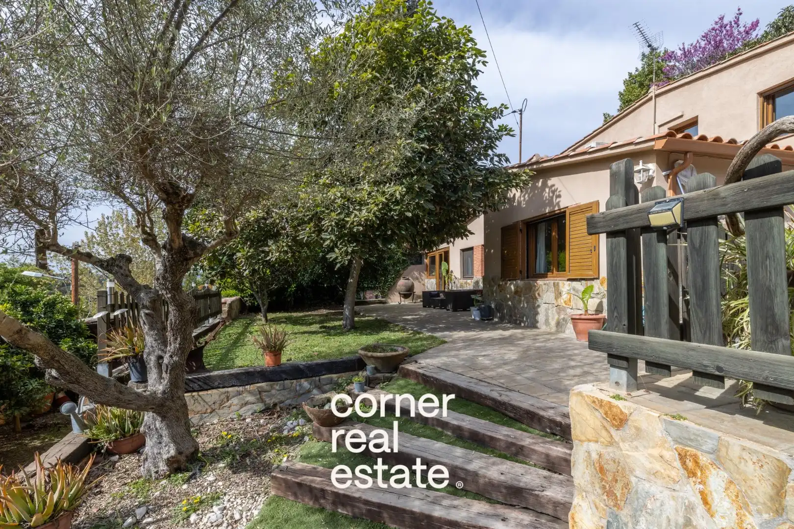Vista exterior de Casa o chalet en venta en Molins de Rei con Aire acondicionado, Calefacción y Jardín privado