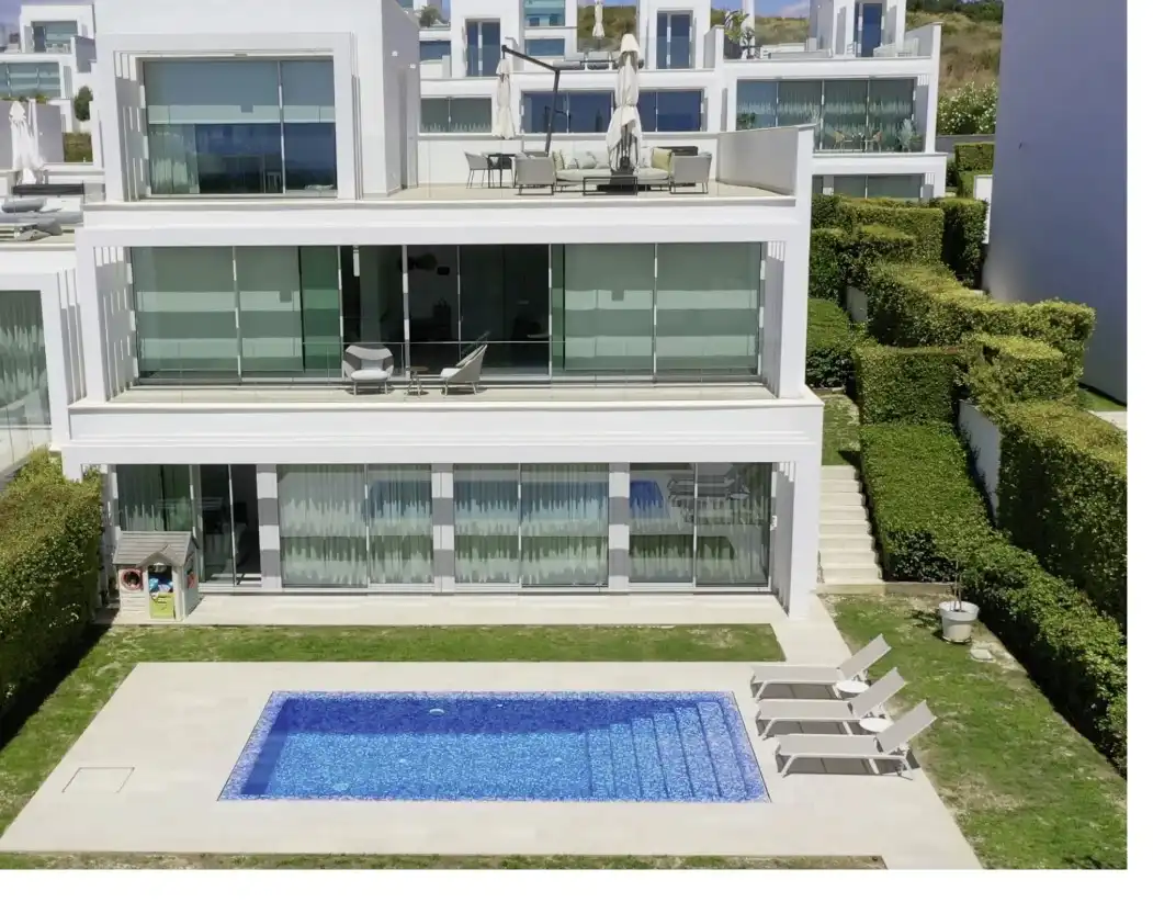 Casa pareada con piscina en venta en Sotogrande Alto