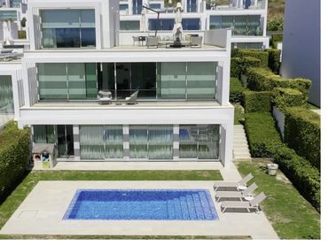 Casa aparellada amb piscina en venda a Sotogrande Alto