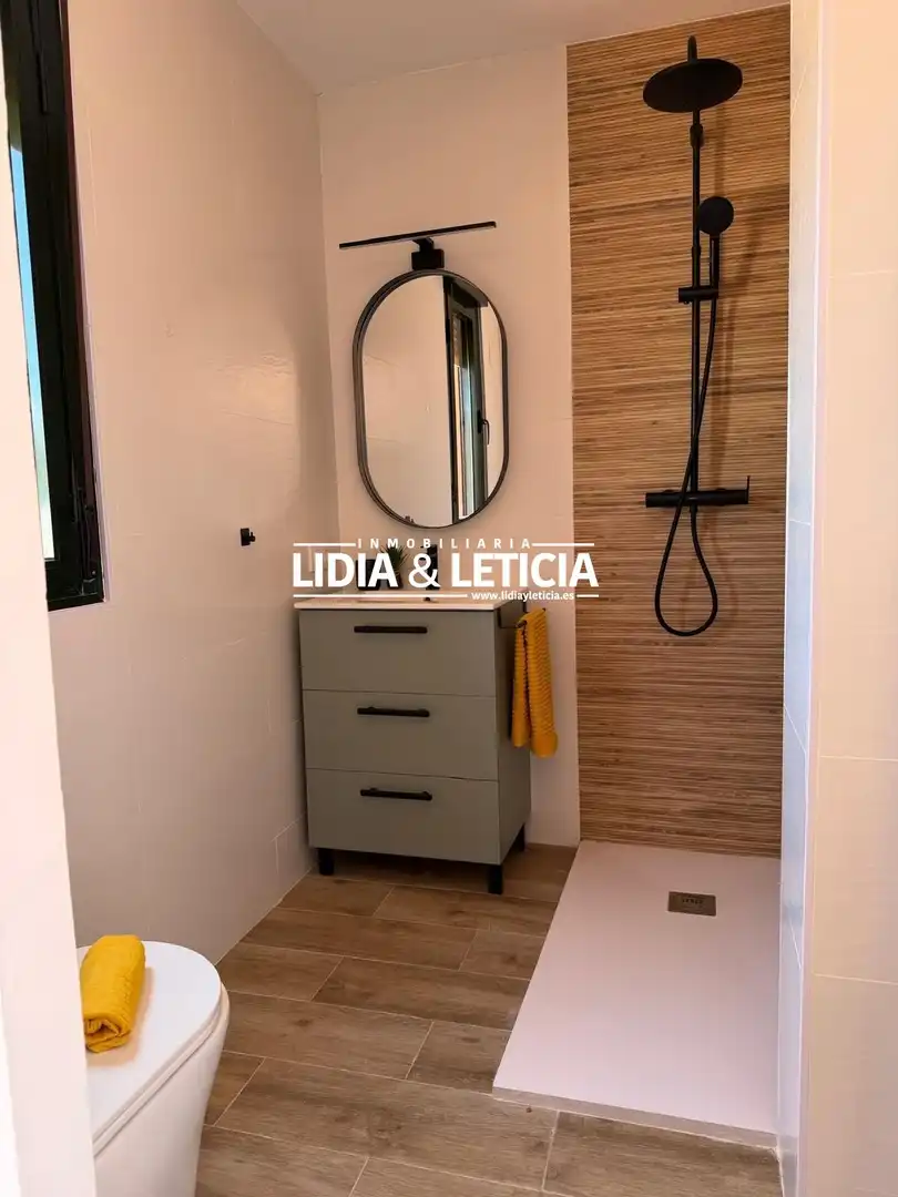Badezimmer von Dachboden zum Verkauf in Zahara de los Atunes mit Privatgarten, Terrasse und Abstellraum