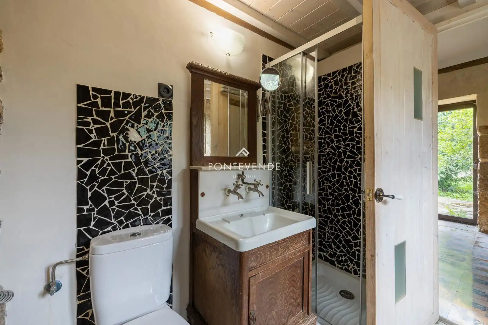 Badezimmer von Haus oder Chalet zum Verkauf in Tui mit Heizung und Terrasse